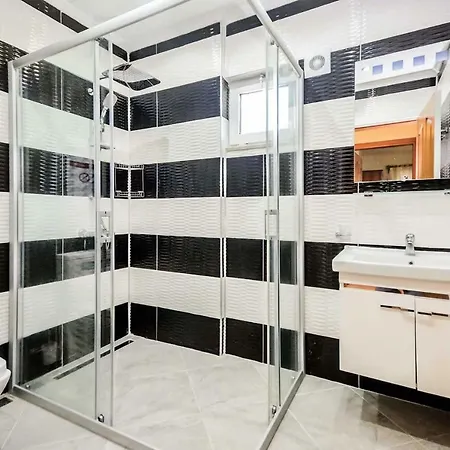 Sleeps 4 Air Con Wifi Villa *