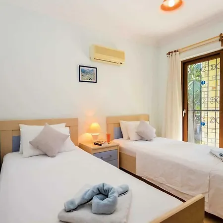 Villa Sleeps 4 Air Con Wifi *
